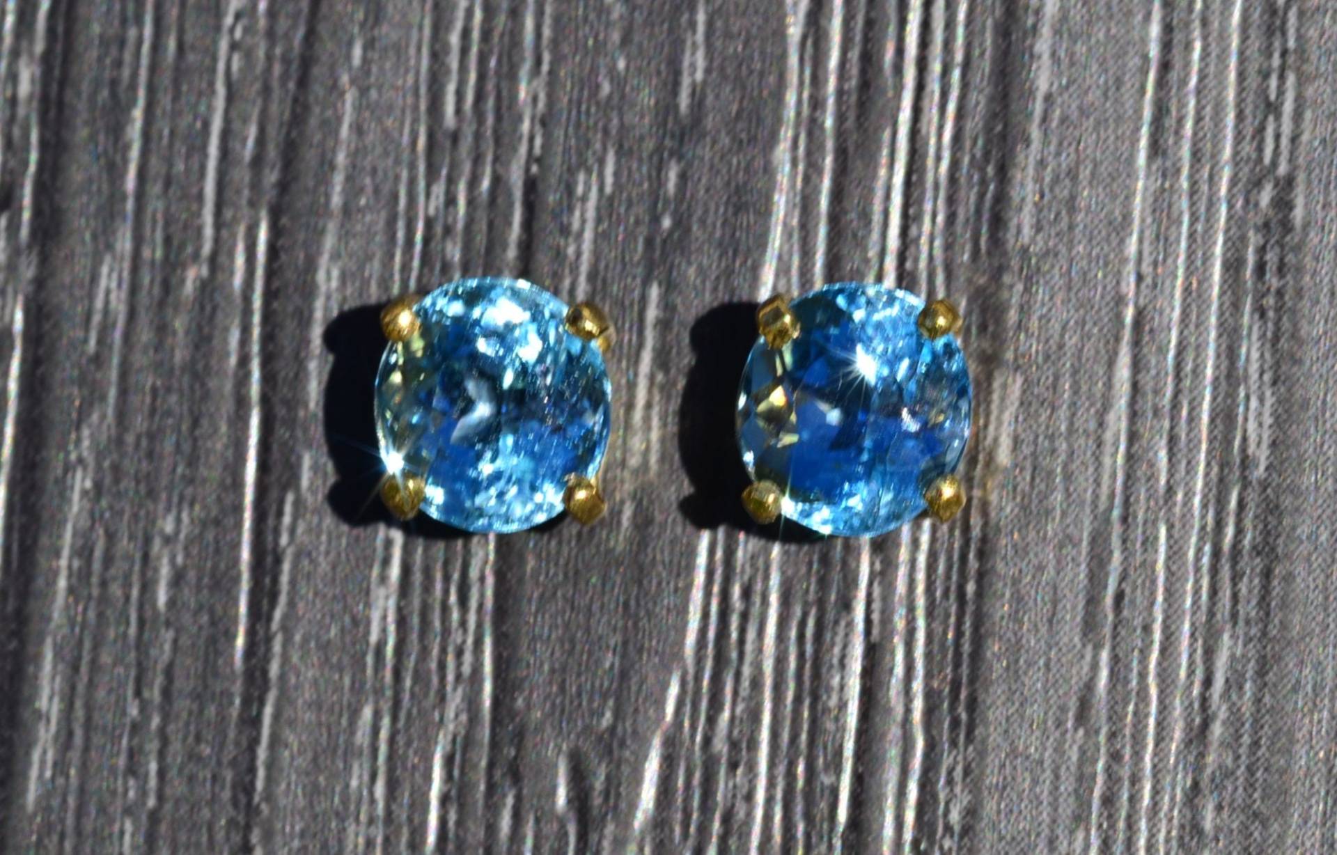 Damen 18K Gelbgold Blautopas Ohrstecker von VelvetBoxSociety