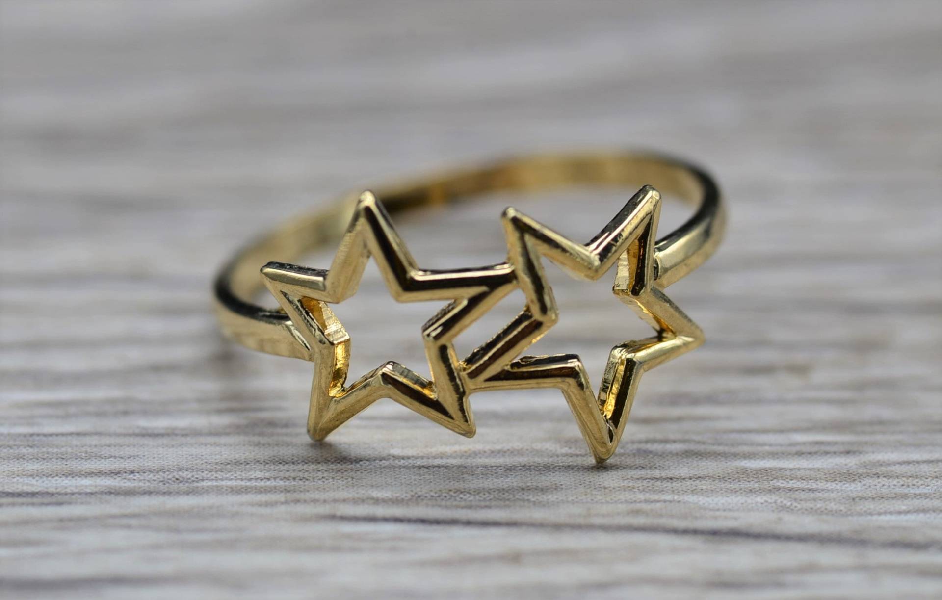 Damen Gold Filled Zwei Sterne Cocktail Ring von VelvetBoxSociety