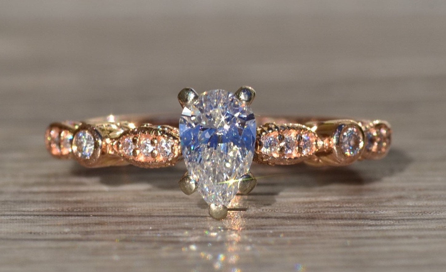 Damen Moderner Verlobungsring Aus 14K Rosegold Mit 0.66 Ct Diamant Besetzt von VelvetBoxSociety