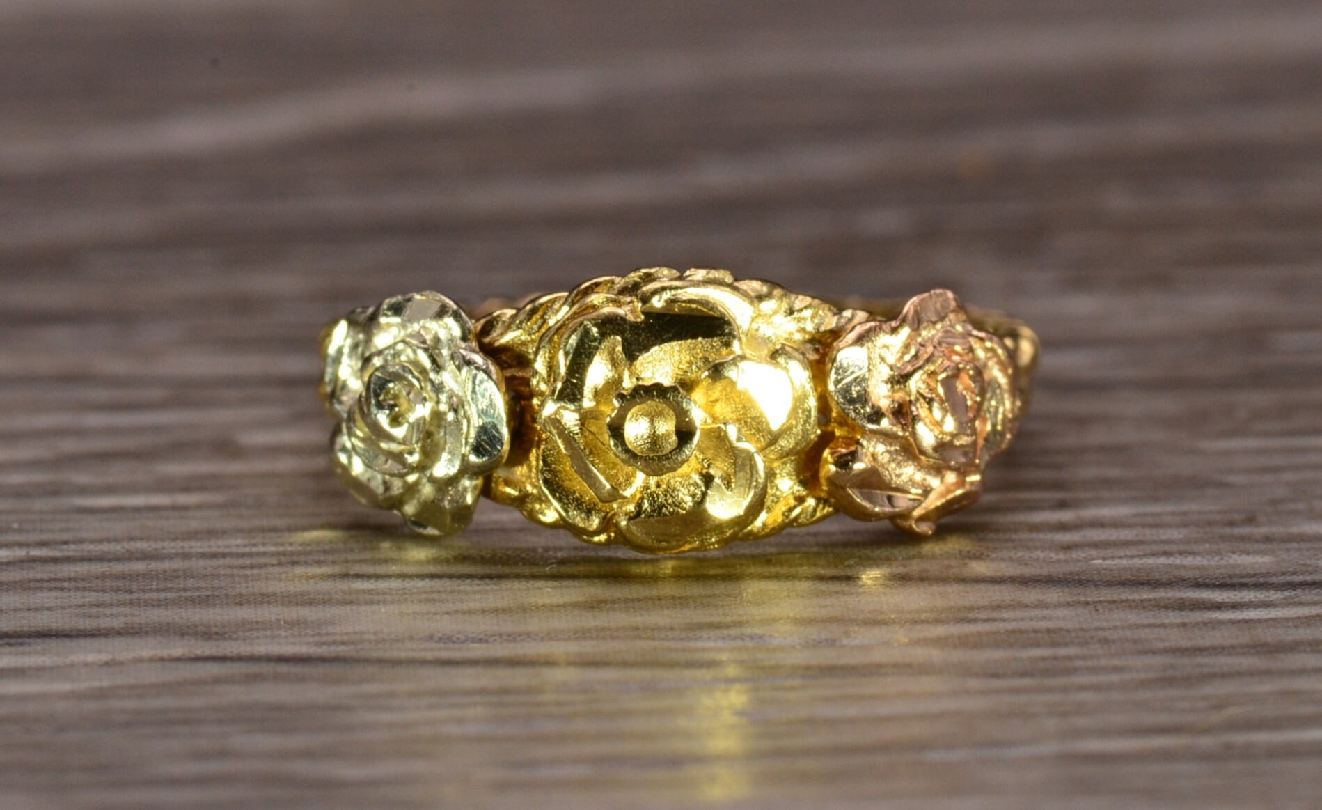 Damen Vintage 14K Tricolor Blumen Ring von VelvetBoxSociety