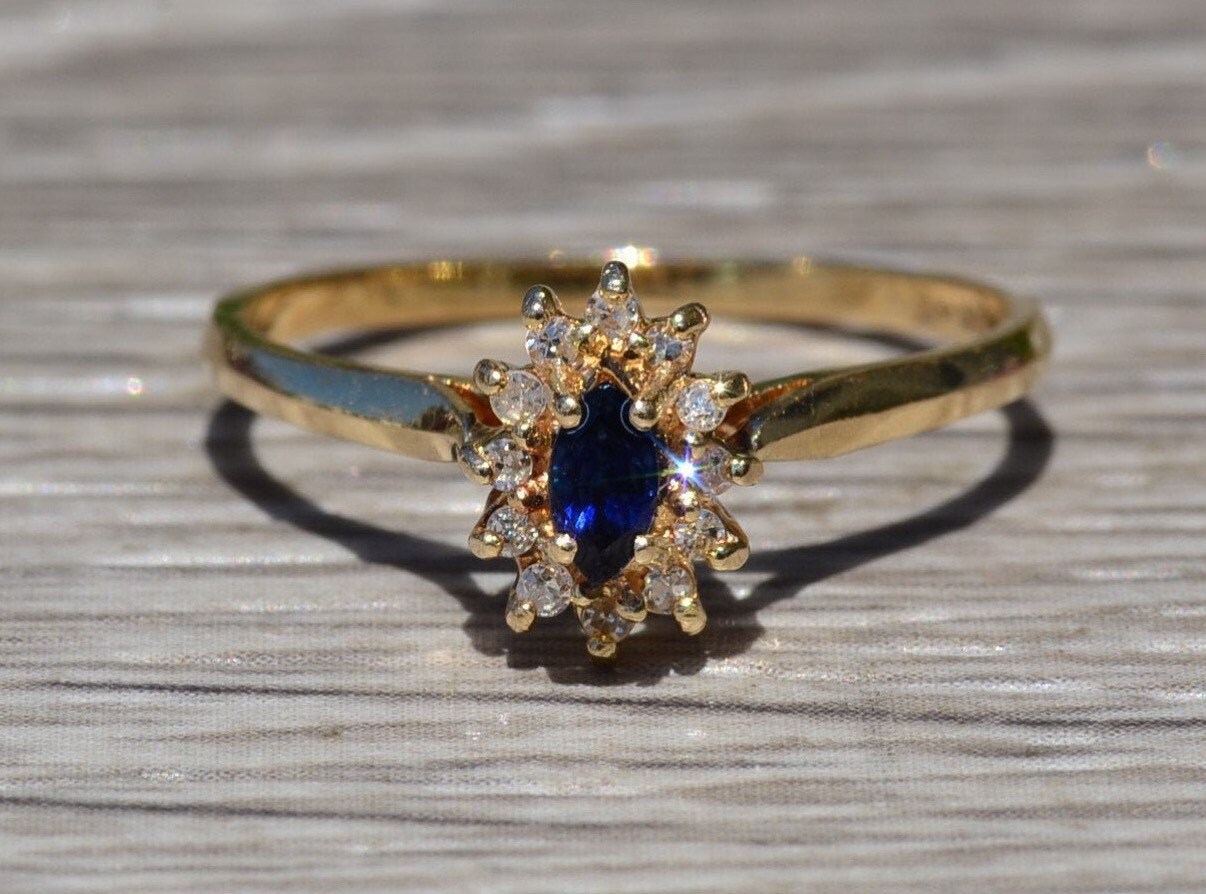 Damen Zierlicher Saphir Und Diamant Halo Ring in 14K Gold von VelvetBoxSociety