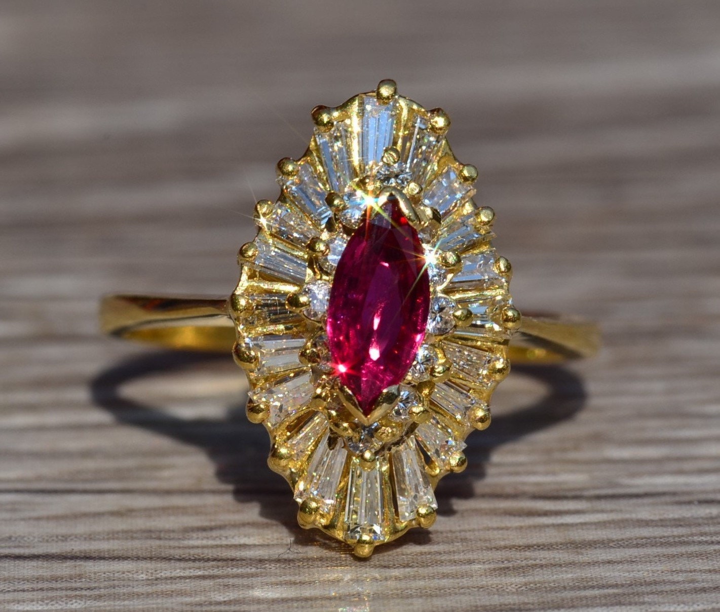 Exquisiter Signierter Rubin & Diamant Navette Ring in Gelbgold von VelvetBoxSociety