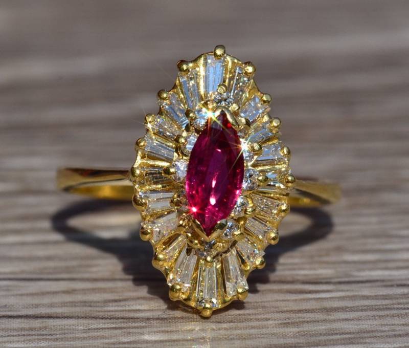 Exquisiter Signierter Rubin & Diamant Navette Ring in Gelbgold von VelvetBoxSociety