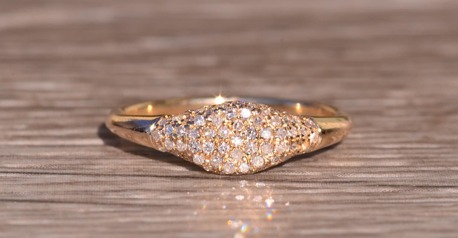 Gefrosteter Gelbgold Diamant Ring von VelvetBoxSociety