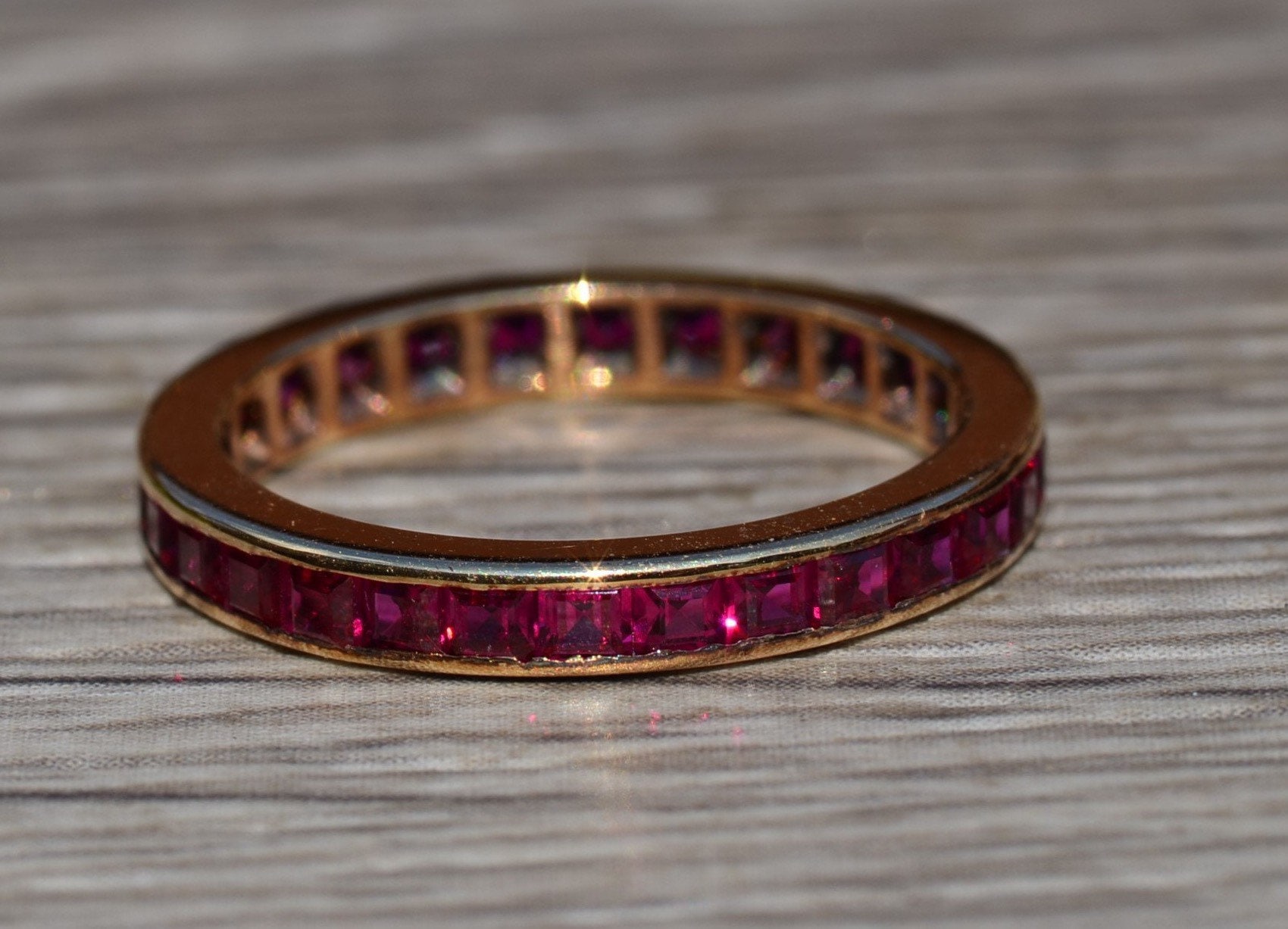 Gelbgold Eternity Band Set Mit Lab Rubies von VelvetBoxSociety