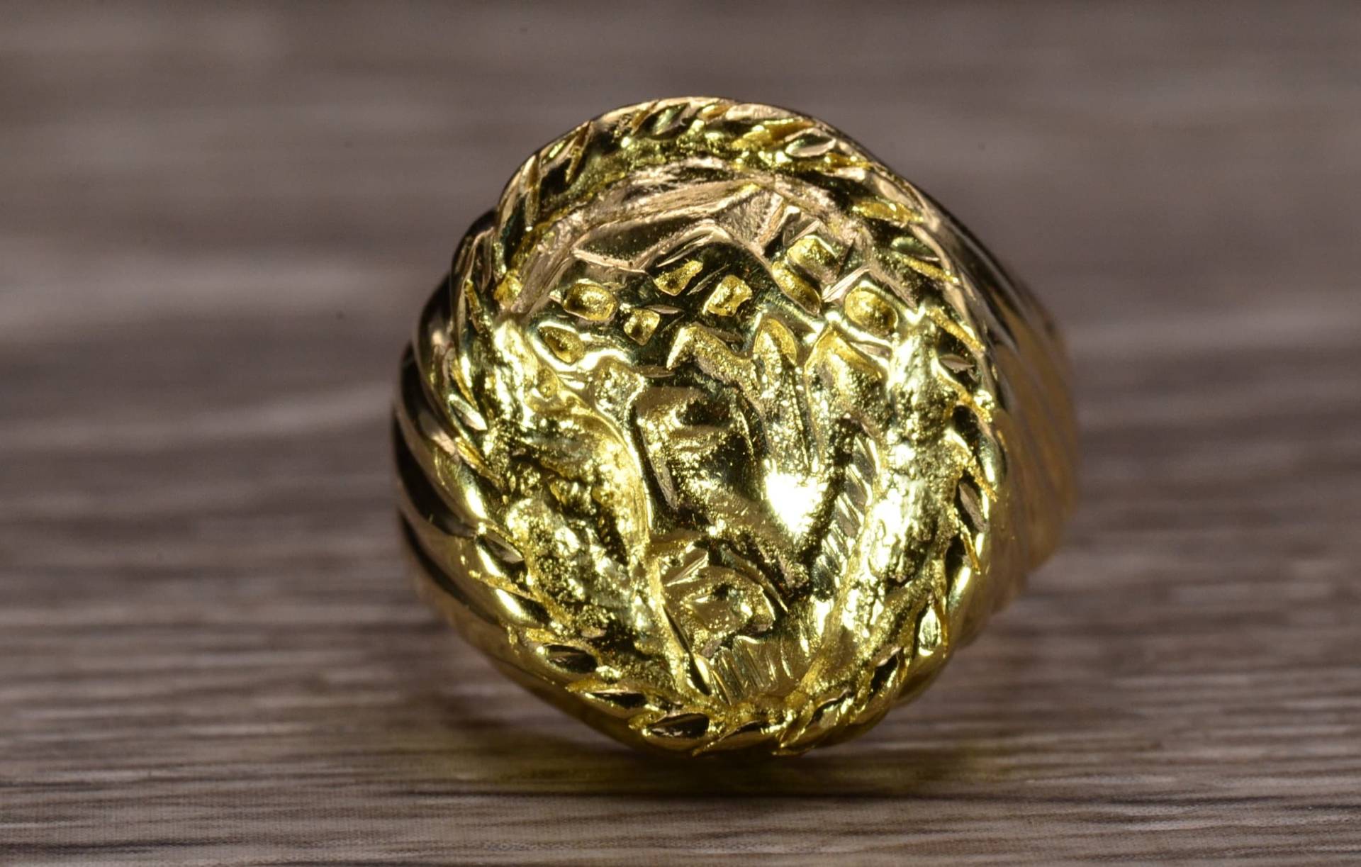 Gelbgold Religiöser Ring von VelvetBoxSociety