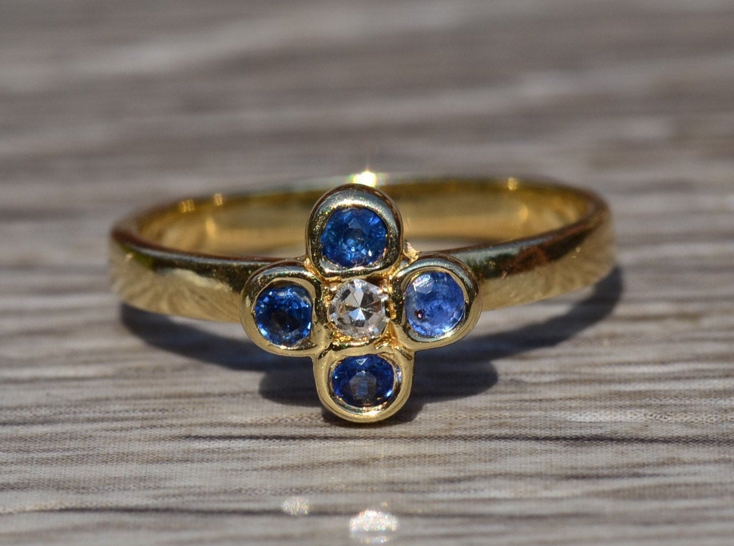 Gelbgold Saphir Und Diamant Alhambra Ring von VelvetBoxSociety