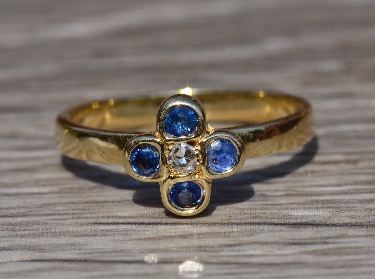 Gelbgold Saphir Und Diamant Alhambra Ring Gelbgold Saphir Und Diamant Alhambra Ring von VelvetBoxSociety