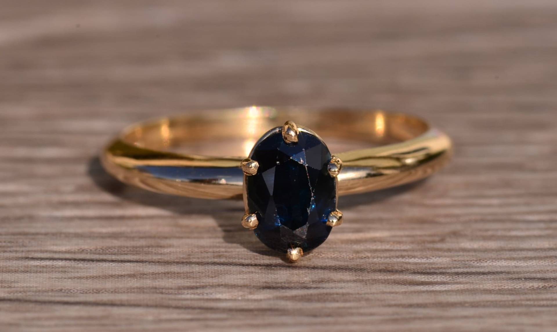 Mitternachtsblauer Saphir Ring in Gelbgold von VelvetBoxSociety
