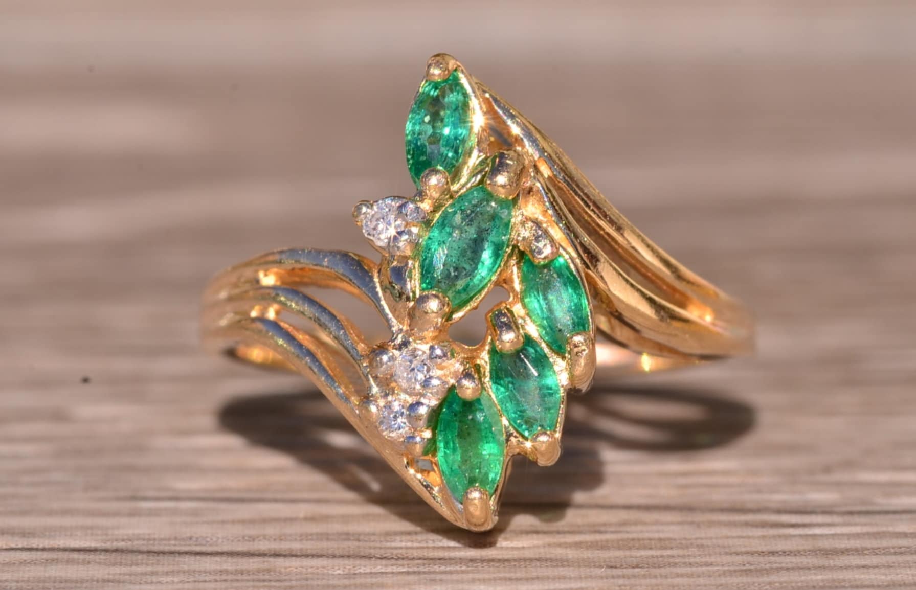 Moderner Gelbgold Smaragd Und Diamant Cocktail Ring von VelvetBoxSociety