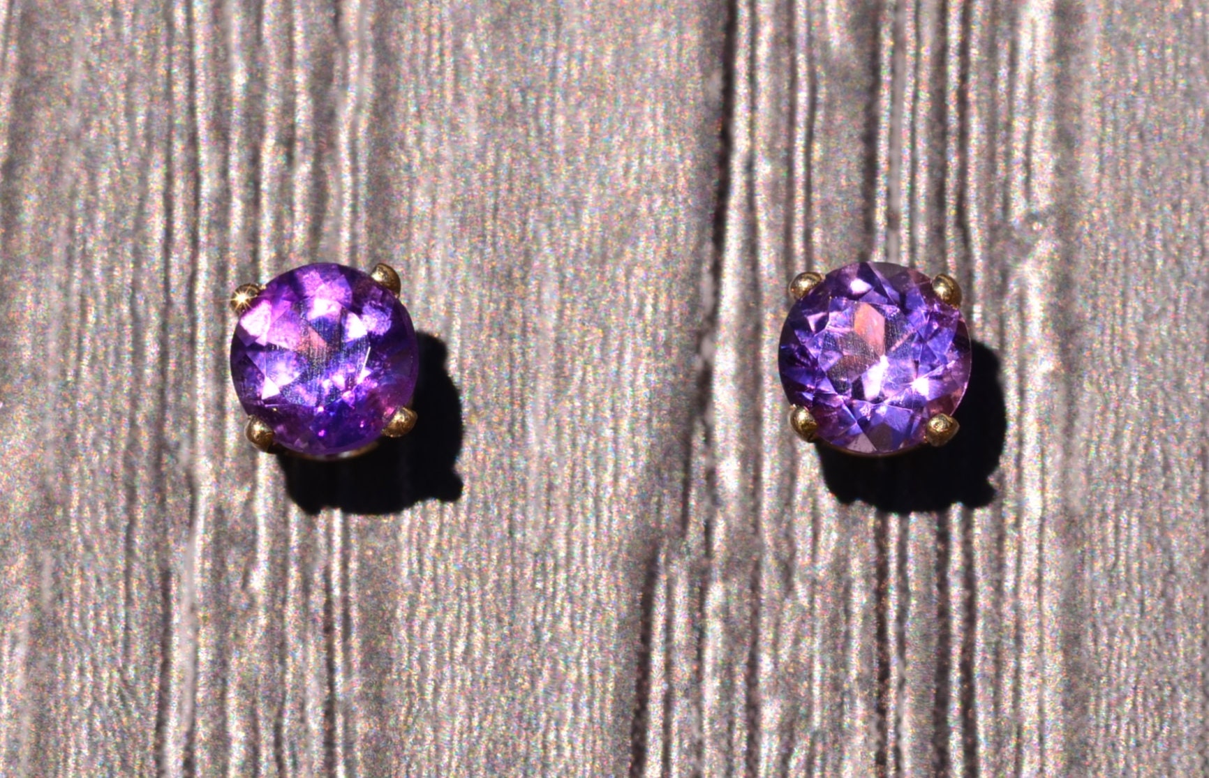 Runde Amethyst Ohrstecker in Brillantschliff Gelbgold von VelvetBoxSociety