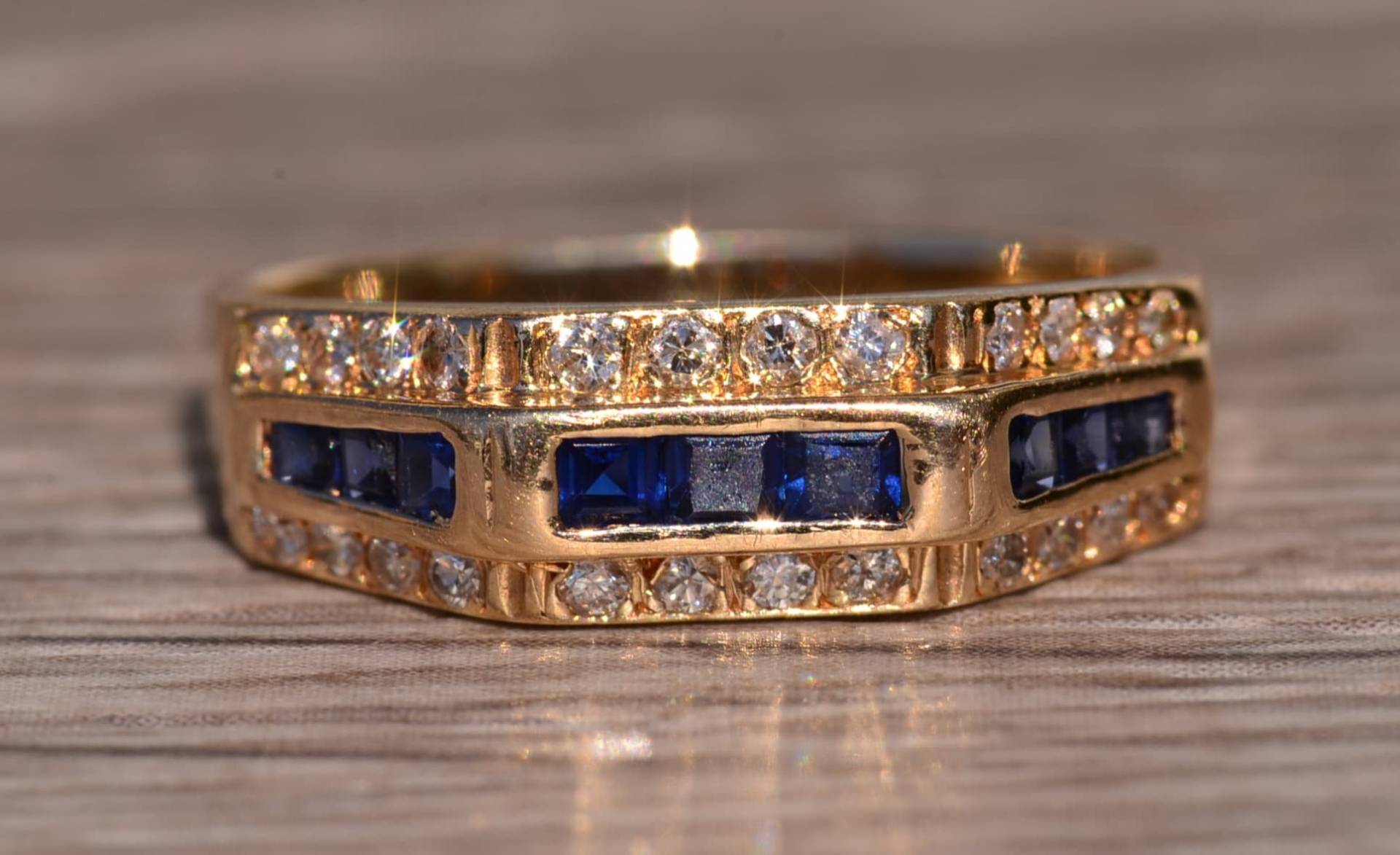 Saphir Und Diamant Ring in Gelbgold von VelvetBoxSociety