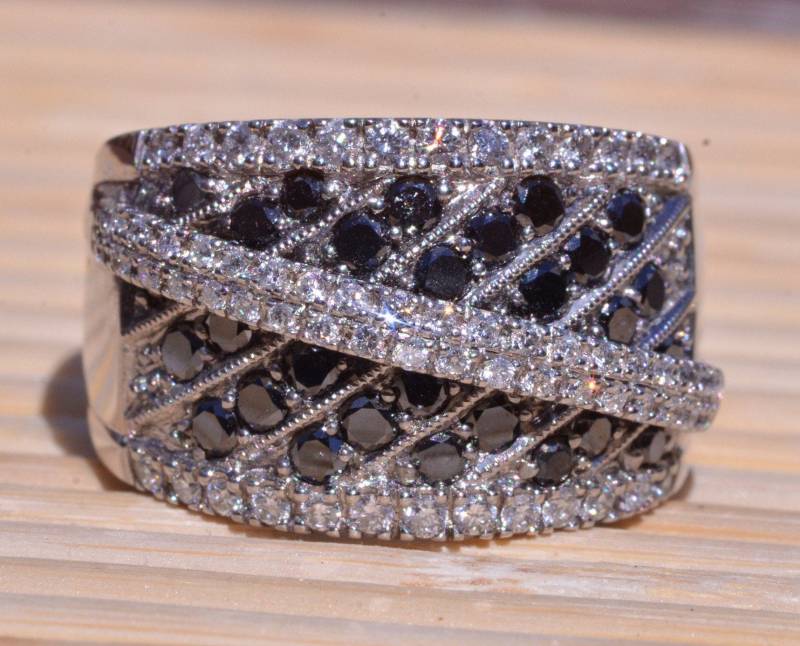 Signierter Black & White Diamond Cocktail Ring von VelvetBoxSociety