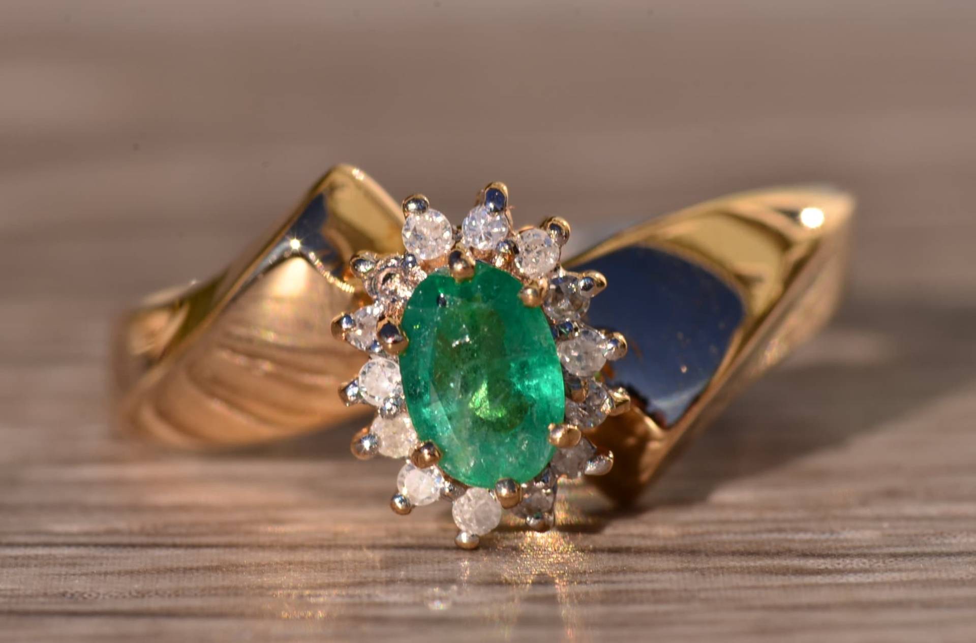 Smaragd Und Diamant Cocktail Ring in Gelbgold von VelvetBoxSociety