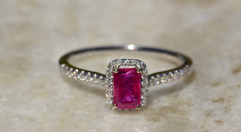 Smaragdschliff Rubin & Diamant Ring von VelvetBoxSociety