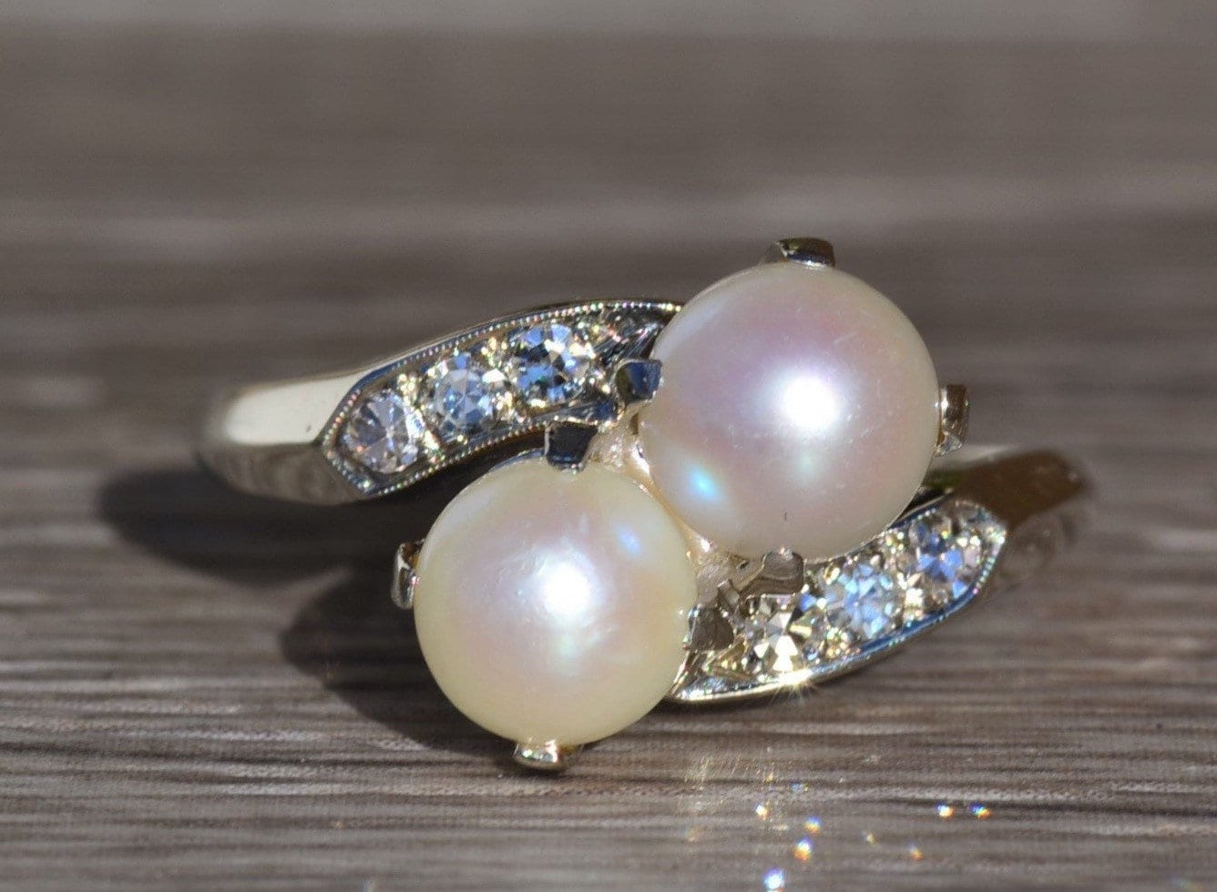 The Muswell Damen 14K Weißgold Perlen Bypass Ring Mit Diamanten Besetzt von VelvetBoxSociety