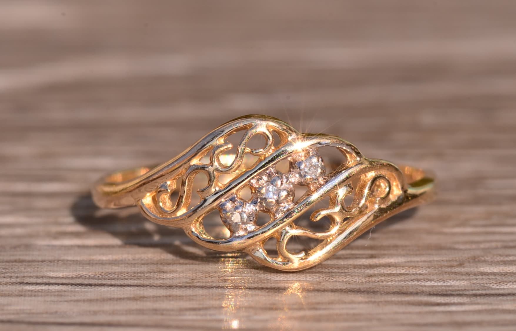 Vintage Gelbgold Drei Stein Diamant Ring von VelvetBoxSociety