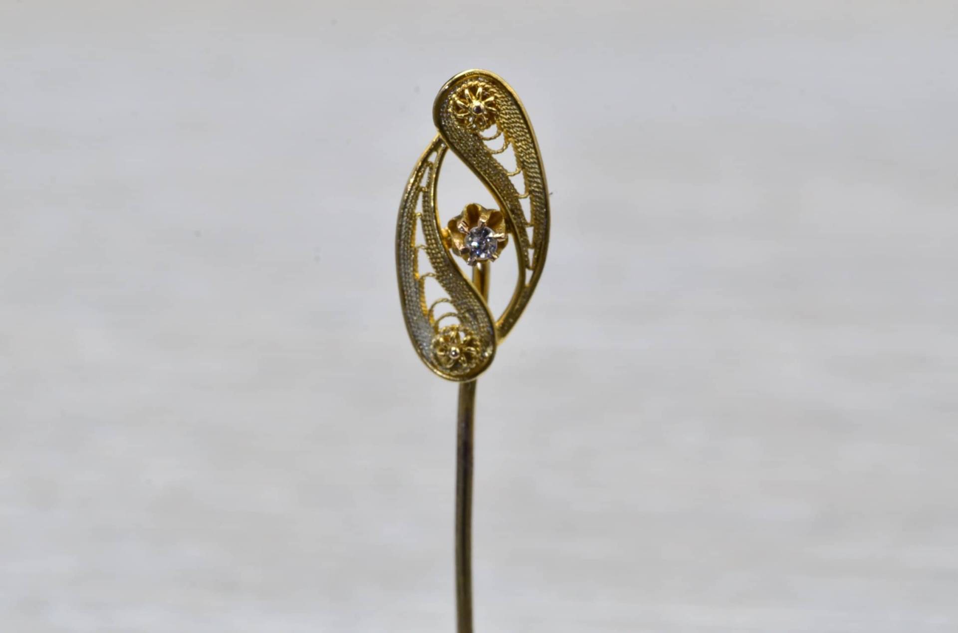 Vintage Gelbgold Filigrane Stick Pin Set Mit Diamant von VelvetBoxSociety