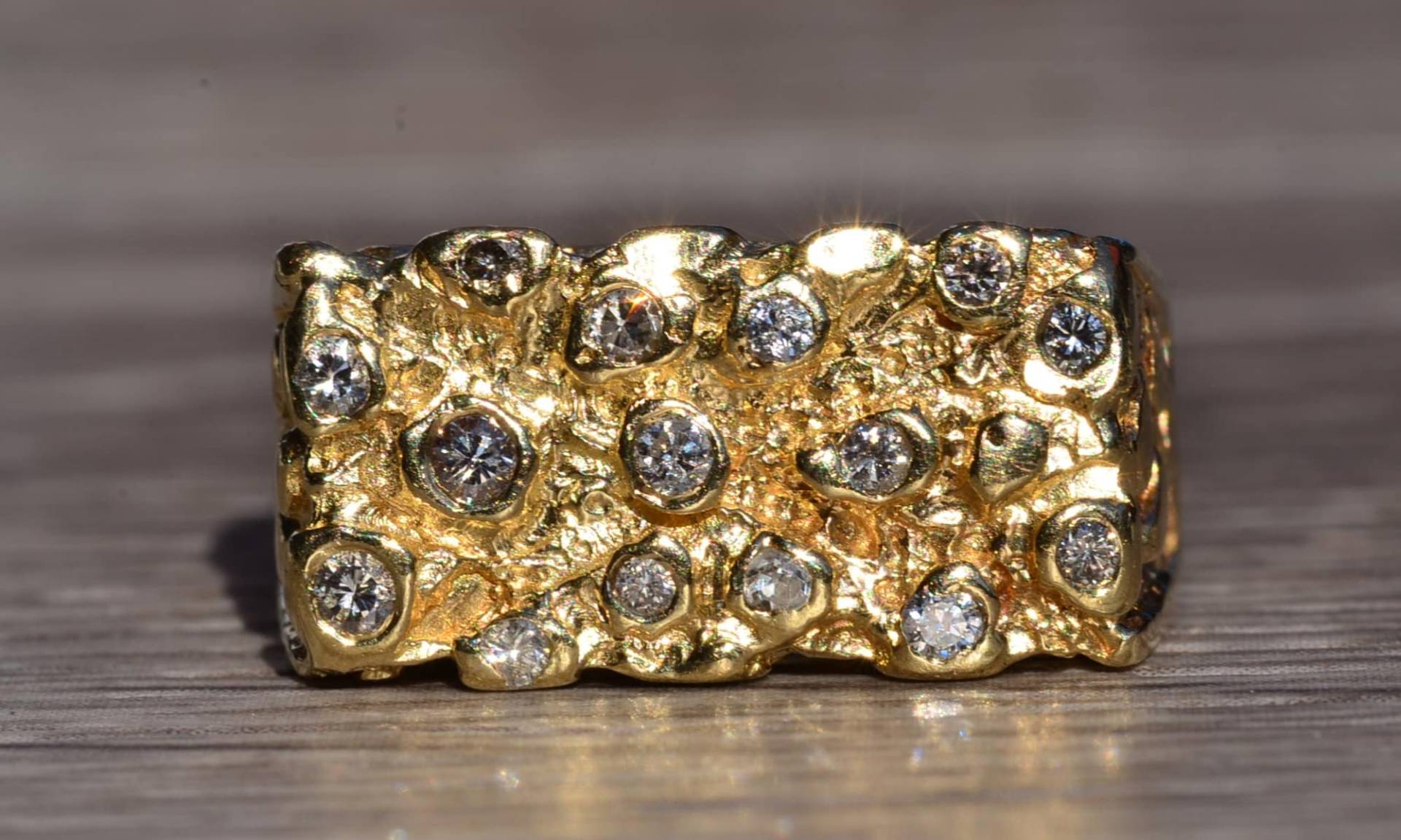 Vintage Gelbgold Nugget Style Ring Mit Diamanten von VelvetBoxSociety