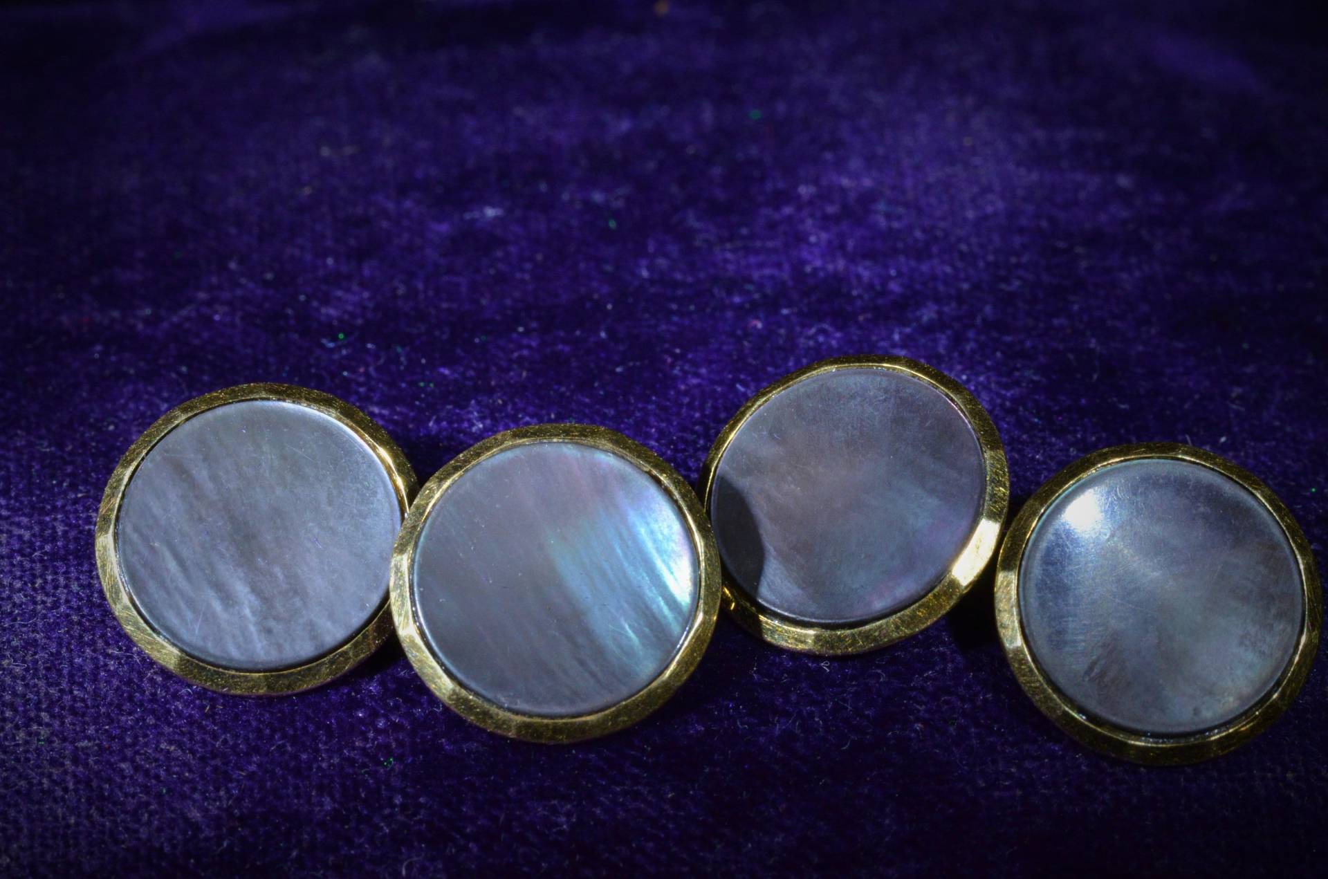 Vintage Perlmutt Manschettenknöpfe in Gelbgold von VelvetBoxSociety