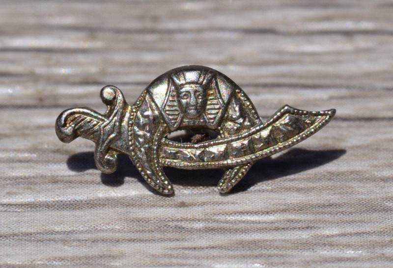 Vintage Shriner Anstecknadel Signiert Wefferling Berry & Co. Handarbeit in Palladium von VelvetBoxSociety
