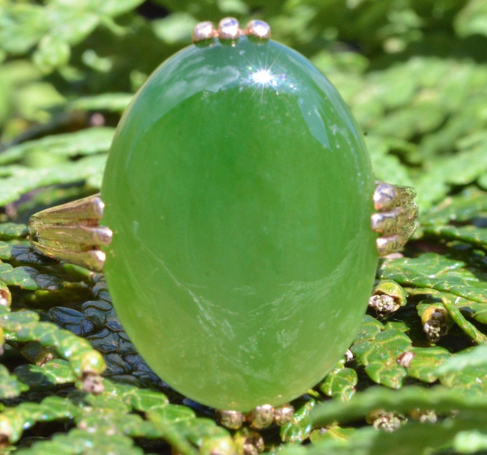 Vintage Signierter Jade Ring in Gelbgold von VelvetBoxSociety