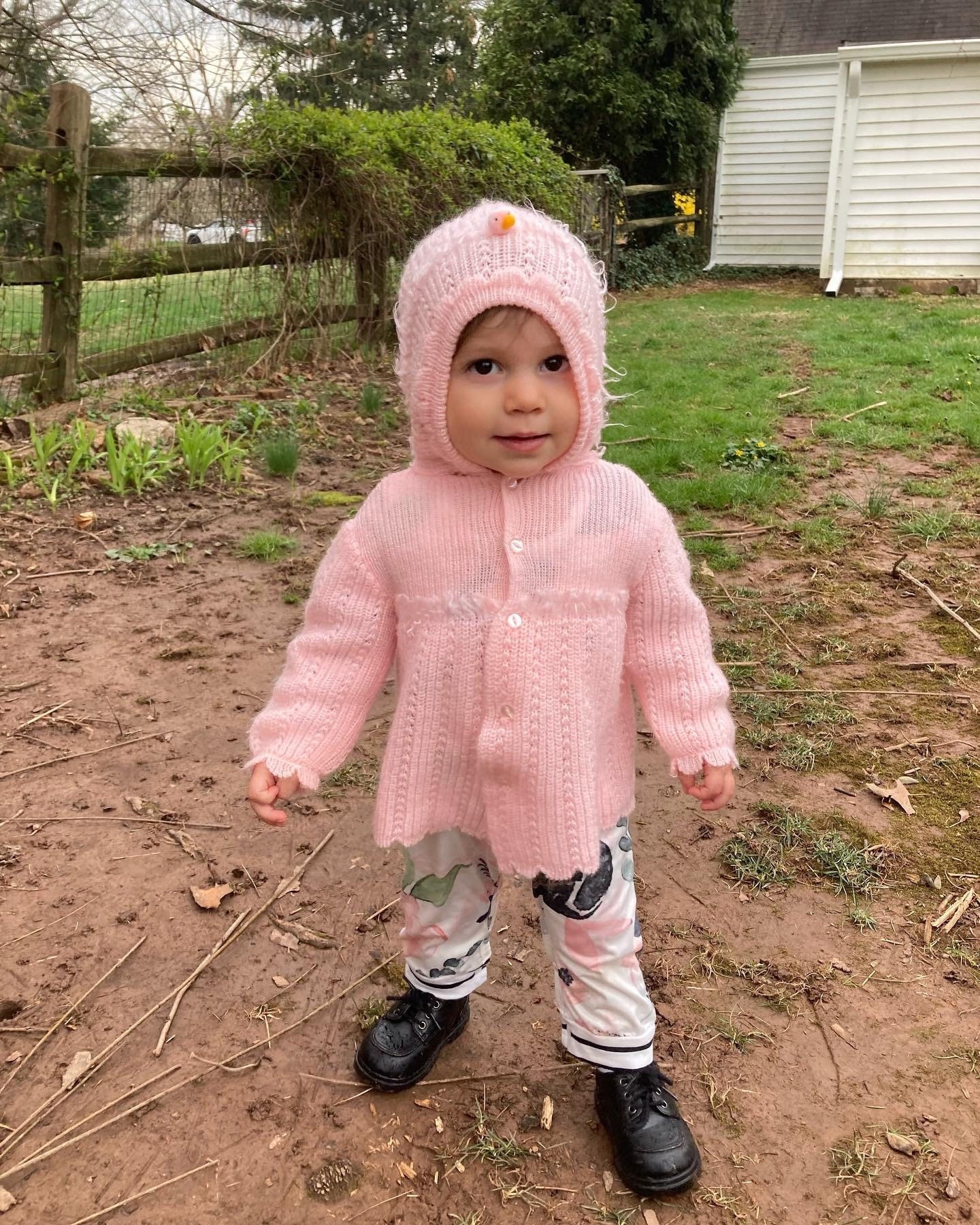 Vintage 70Er/80Er Baby Mädchen Rosa Strick Ostern Frühling Cardigan Mit Küken Pompom Auf Kapuze Größe 6-12M von VelvetCastleVintage