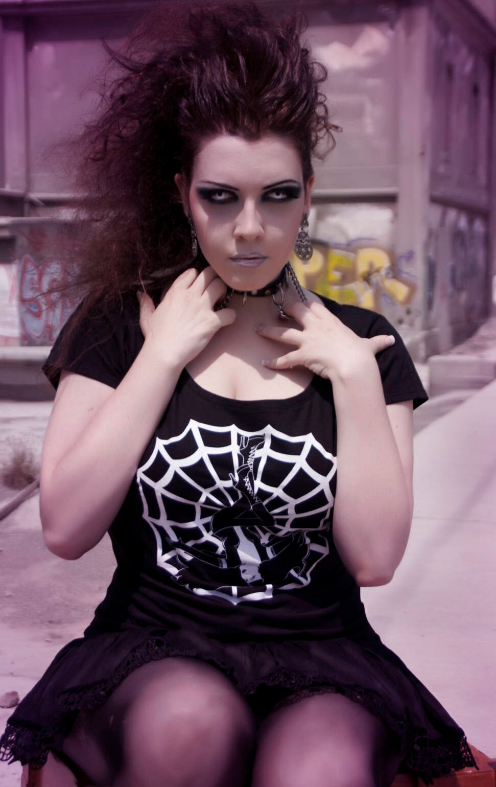 Gothic Schwarz-Boot-Ausschnitt-T-Shirt "Misstarantula" Gothic Schwarz-Boot-Ausschnitt-T-Shirt "Misstarantula" von VelvetDamita