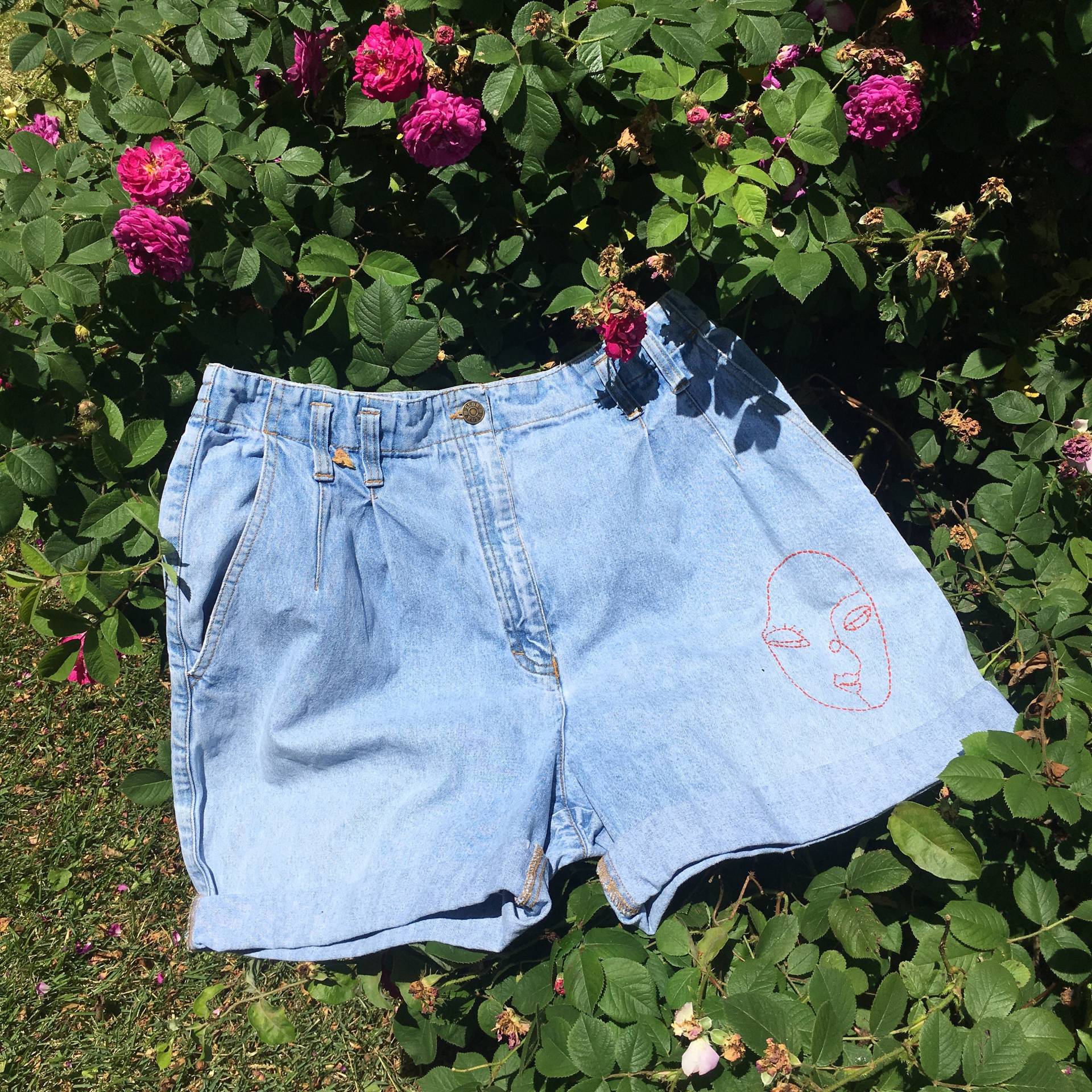Hand Bestickt High Rise Shorts von VelvetLagoonVintage