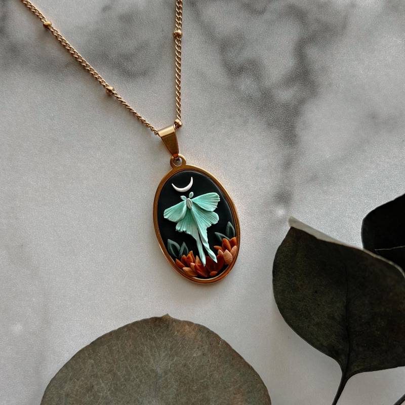 Luna Motte Anhänger Halskette | Und Der Mond Handgefertigte Polymer Clay von VelvetOrangeDesigns