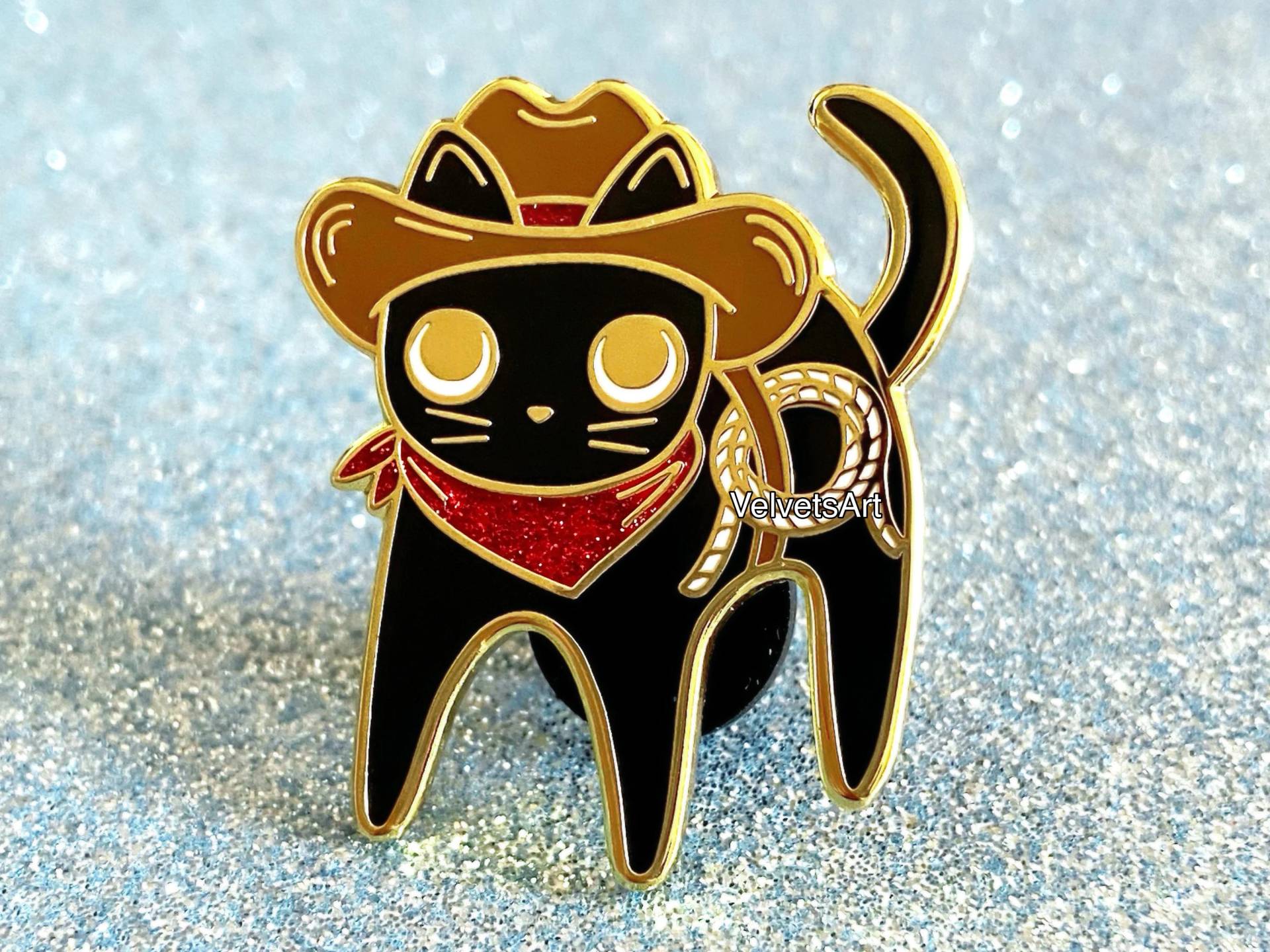 Cowboy Katze Glitzernder Emaille Pin - Goldenes Metall Cowboy Katze Glitzernder Emaille Pin - Goldenes Metall von VelvetsArt