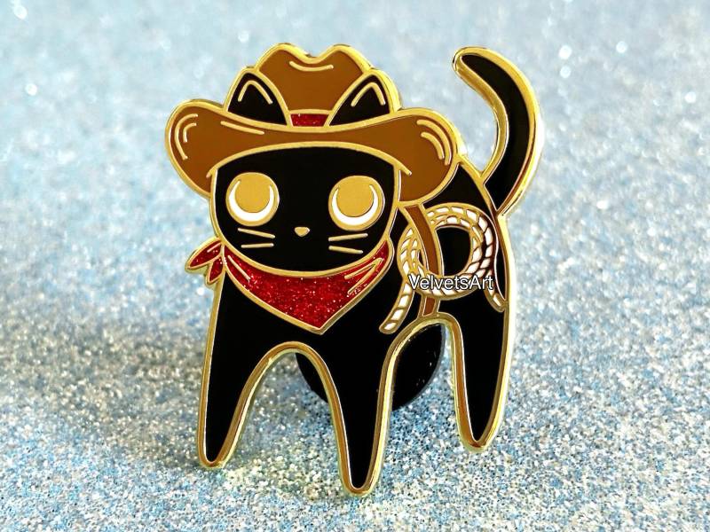 Cowboy Katze Glitzernder Emaille Pin - Goldenes Metall Cowboy Katze Glitzernder Emaille Pin - Goldenes Metall von VelvetsArt