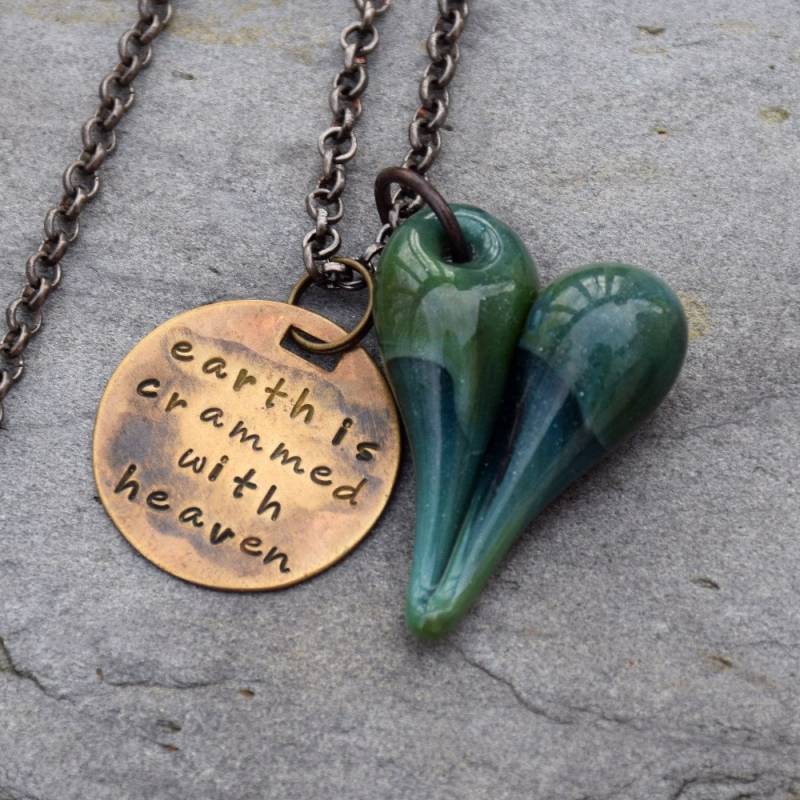 Glas Herz Anhänger Halskette Boro Lampwork Schmuck Handgestempelt Messing Tag Grün - Erde Ist Vollgestopft Mit Himmel Glas Herz Anhänger Halskette Boro Lampwork Schmuck Handgestempelt Messing Tag Grün - Erde Ist Vollgestopft Mit Himmel von Venbead