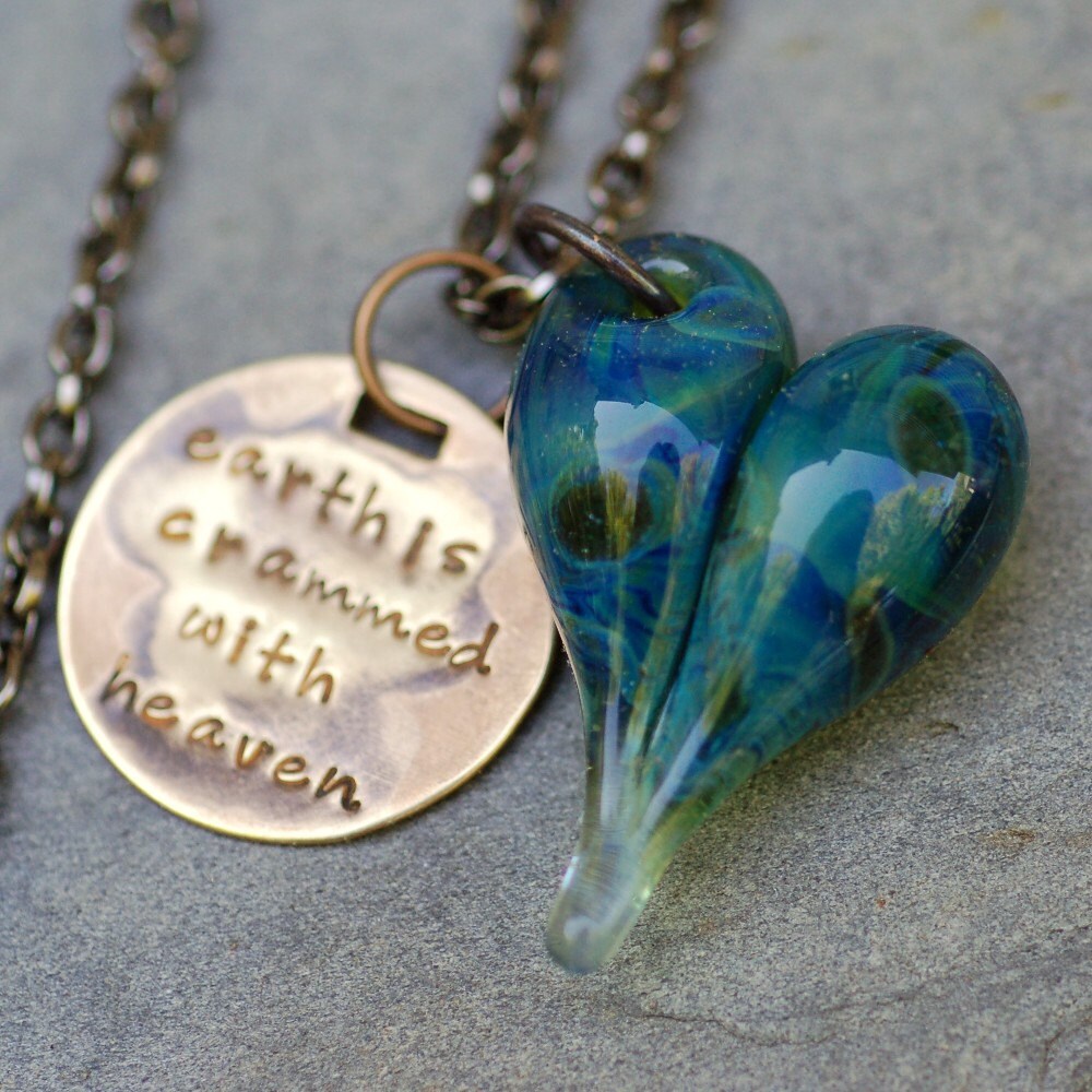 Glas Herz Anhänger Halskette Boro Lampwork Schmuck Handgestempeltes Messing Tag, Blau Grün - Earth Is Crammed With Heaven Glas Herz Anhänger Halskette Boro Lampwork Schmuck Handgestempeltes Messing Tag, Blau Grün - Earth Is Crammed With Heaven von Venbead