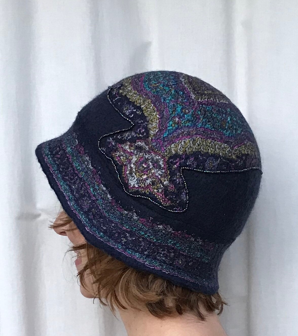 Handgefilzte Merinowolle Und Seide Cloche Hut 1920's Style Ink Blue von VendaFelt