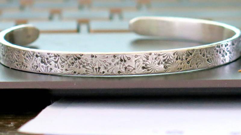 Handgemachtes Sterling Silber Pusteblume Manschette Armband - Oxidierter Unisex Schmuck von VenexiaJewelry