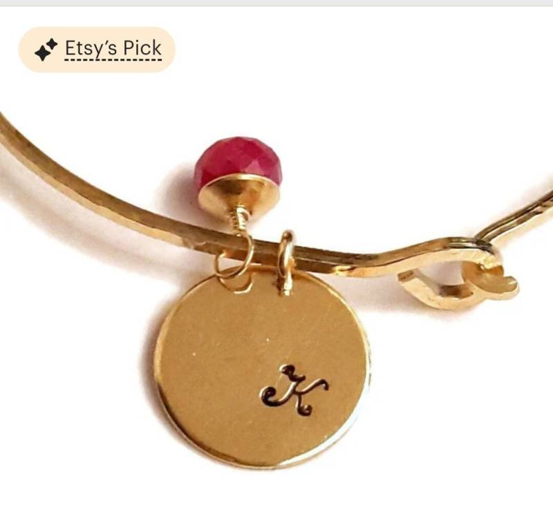 Rubin Initial Charm Armband - Handgemachter 14K Gold Filled Personalisierter Armreif von VenexiaJewelry