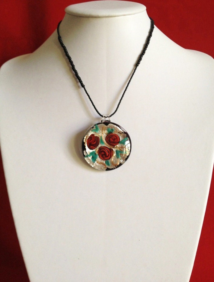 Murano Glas Anhänger Mit Roten Rosen Und Silber Blatt, Halskette Für Frauen, Handgemachtes Geschenk Sie, Brandneu, Italienisch, Made in Italy Murano Glas Anhänger Mit Roten Rosen Und Silber Blatt, Halskette Für Frauen, Handgemachtes Geschenk Sie, Brandneu, Italienisch, Made in Italy von VeniceMuranoDesigns