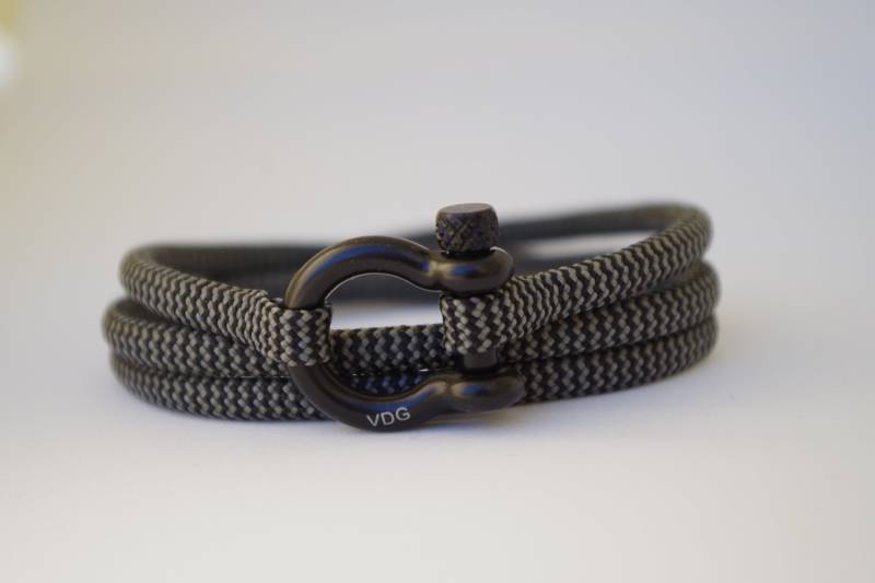 Promo Noel - 3mm Paracrode Noir & Grise Et Manille | Armband Nautique De Voile Fait Main Sur Mesure Cadeau Homme, Femme Promo Noel - 3mm Paracrode Noir & Grise Et Manille | Armband Nautique De Voile Fait Main Sur Mesure Cadeau Homme, Femme von VentsDesGlobes