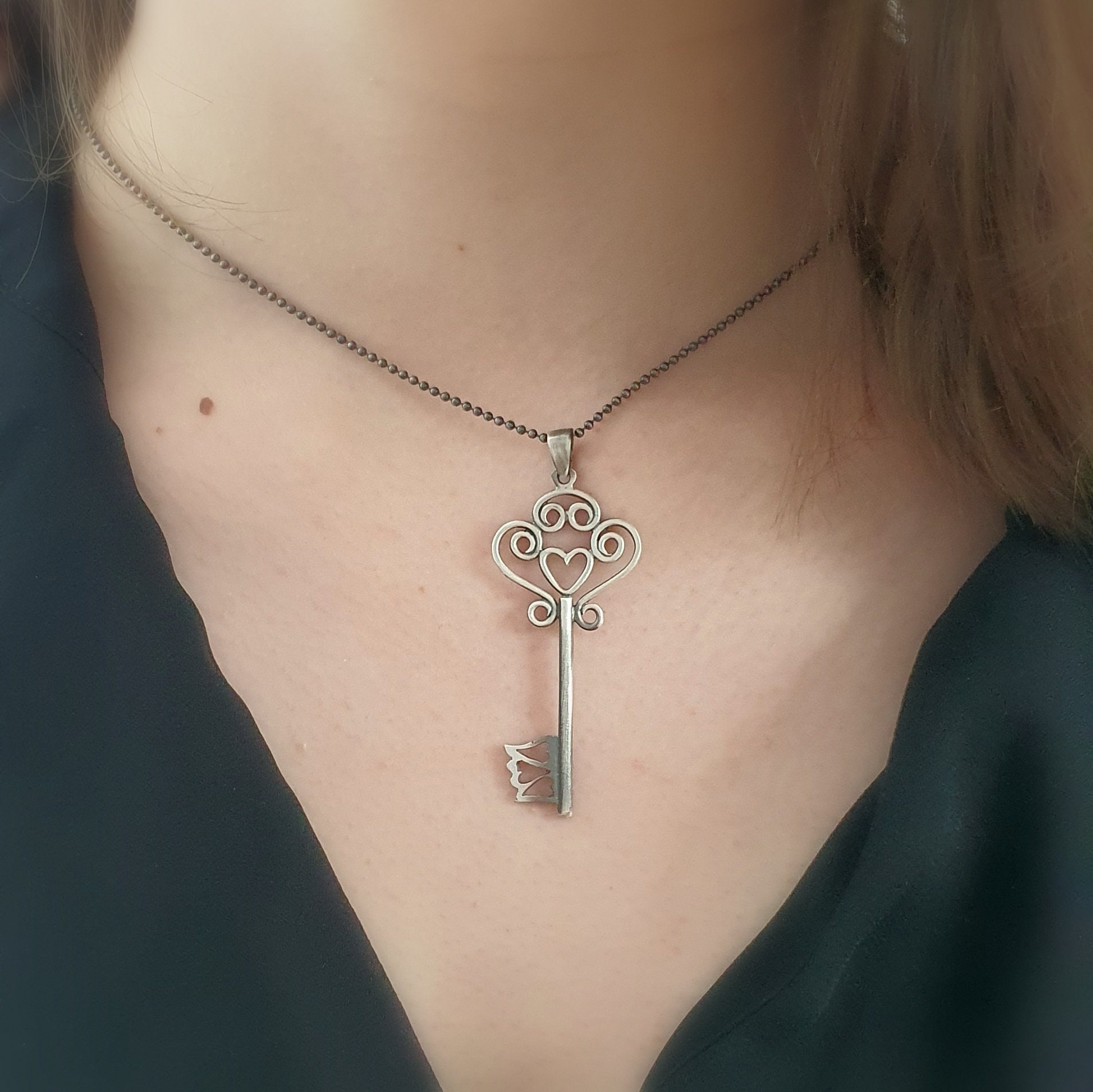 Anhänger - Großer Grauer Schlüssel, Silberner von VenusGalleryArt