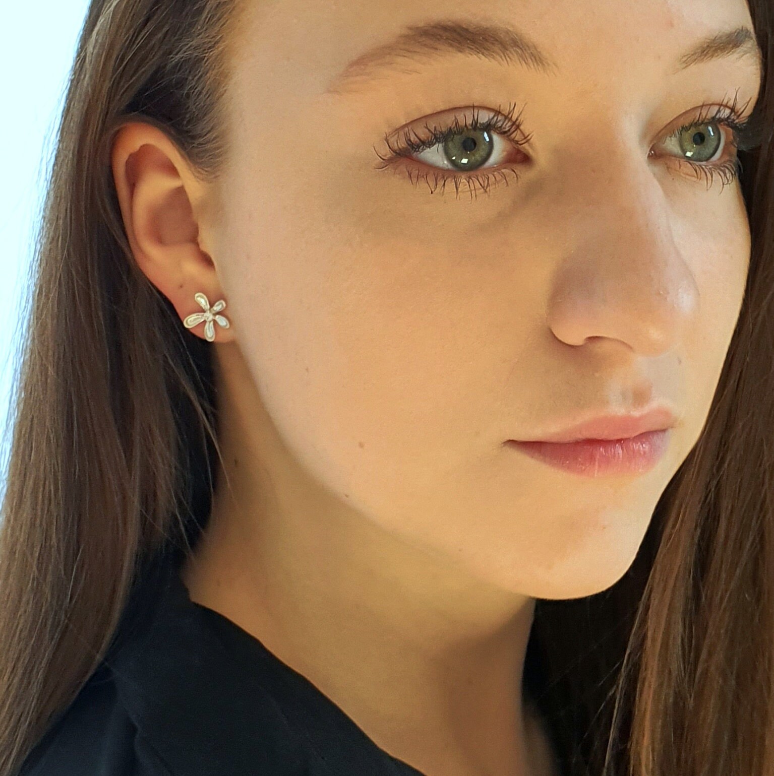 Ohrringe Aus Oxidiertem Silber - Dezentes Weiß An Ohrsteckern von VenusGalleryArt