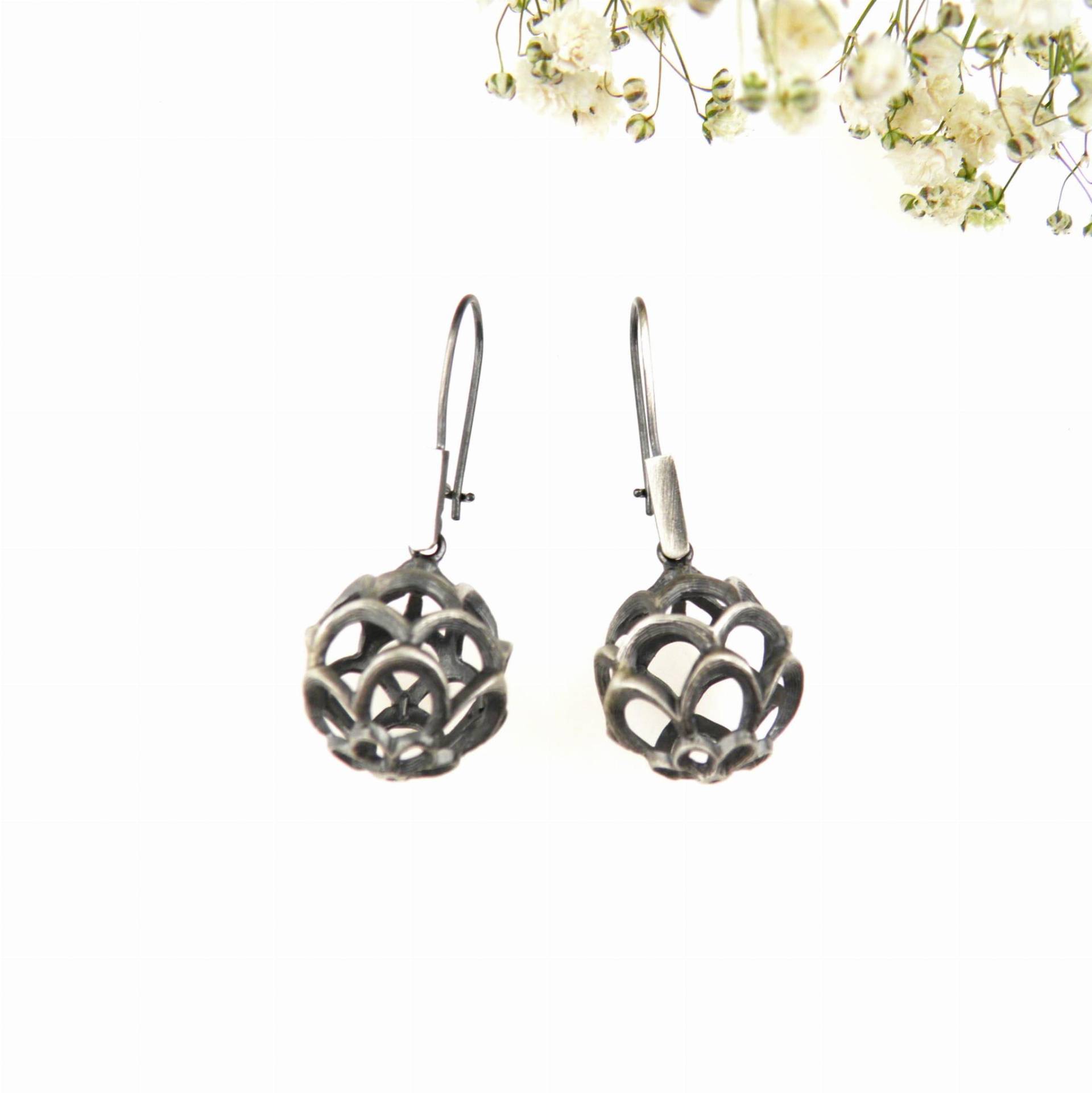 Oxidierte Silberohrringe - Durchbrochener Ball von VenusGalleryArt