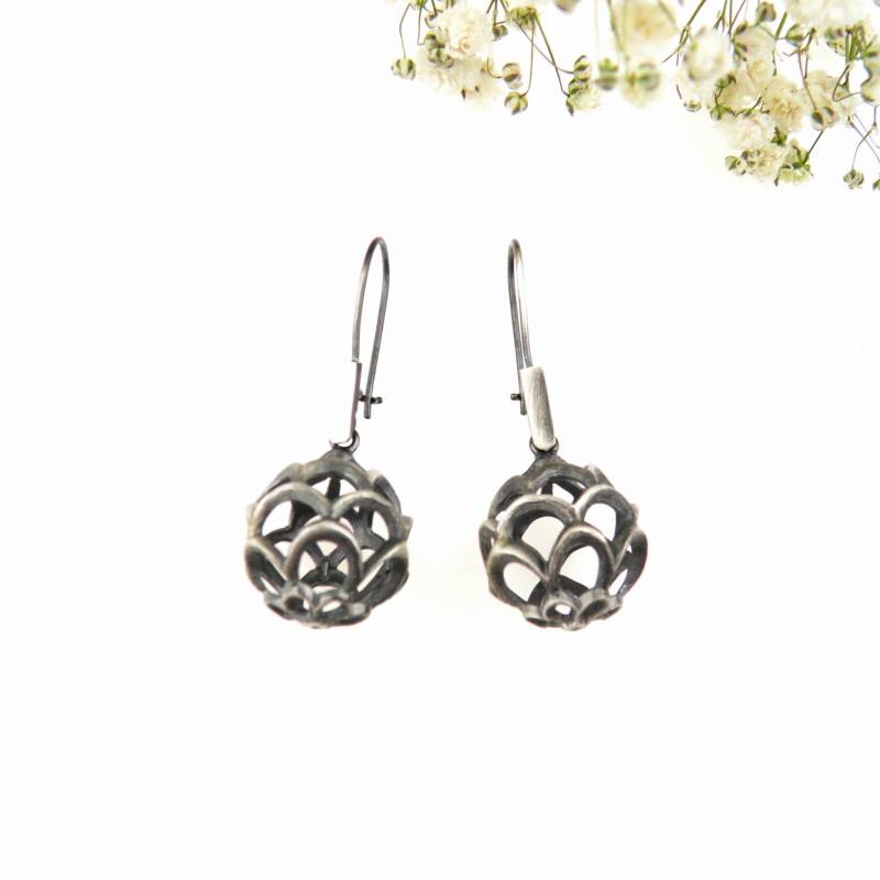 Oxidierte Silberohrringe - Durchbrochener Ball von VenusGalleryArt
