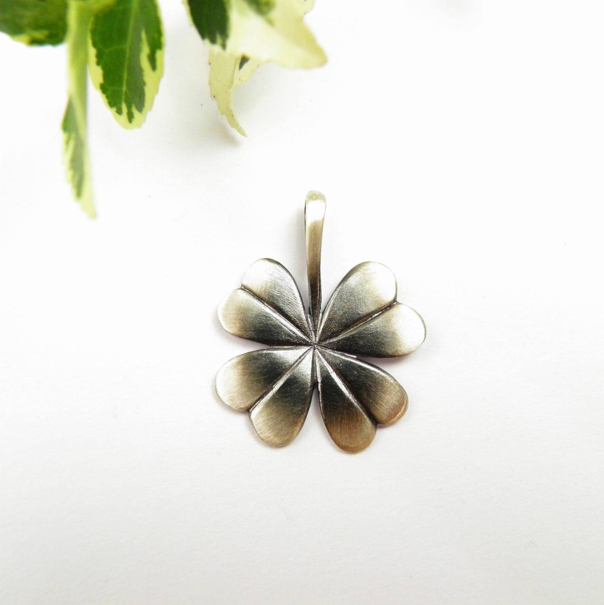 Silberanhänger - Graues Kleeblatt von VenusGalleryArt