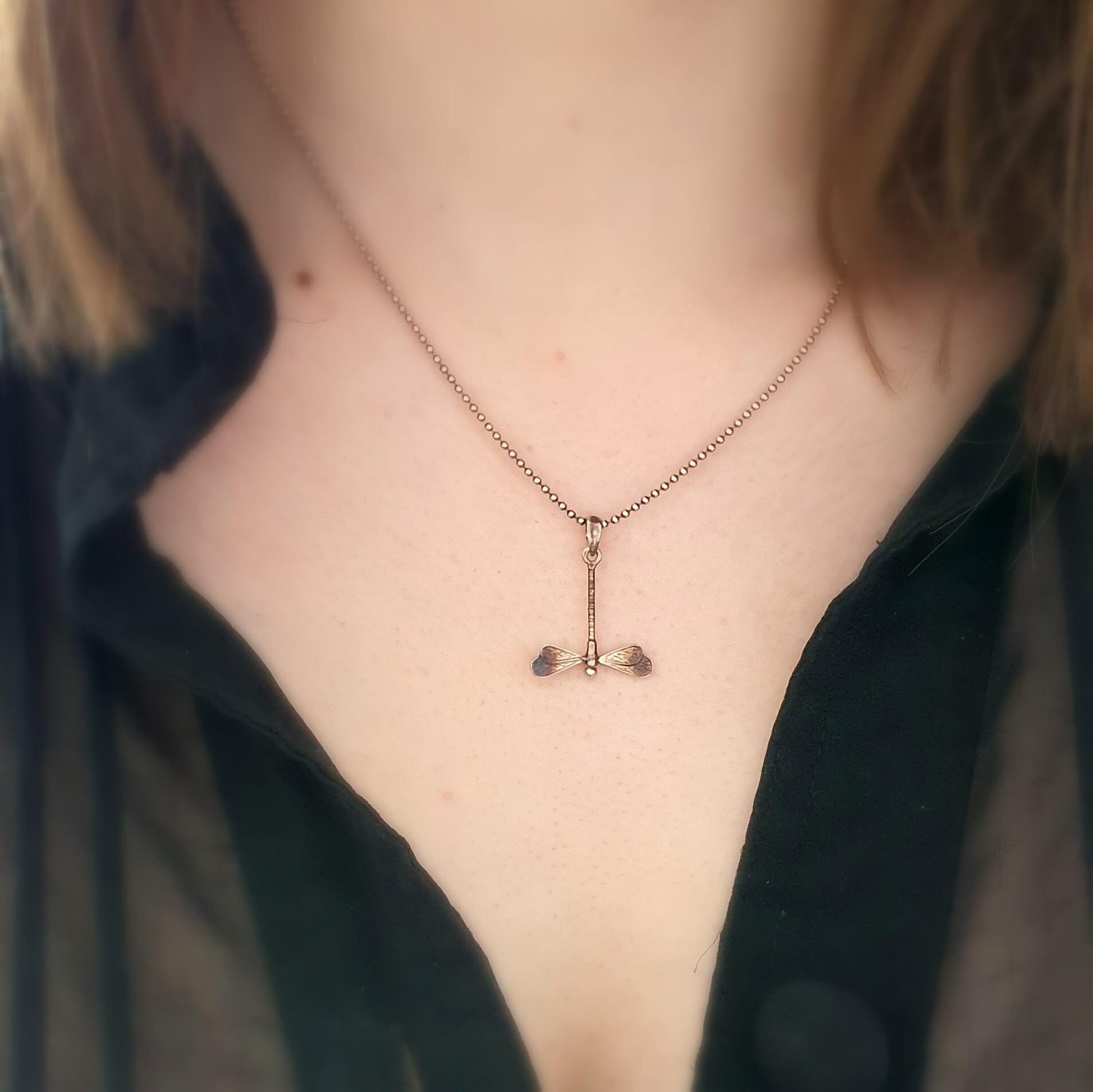 Silberanhänger - Mini Braune Libelle von VenusGalleryArt