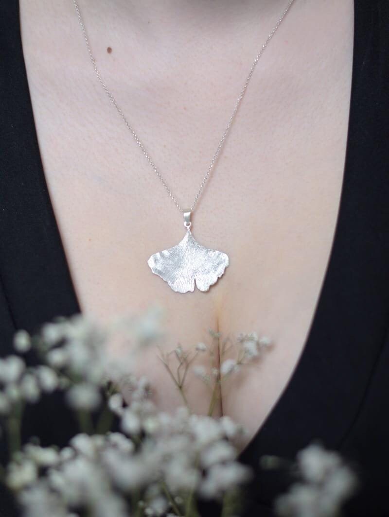 Silberanhänger - Mittlerer Weißer Ginkgo von VenusGalleryArt