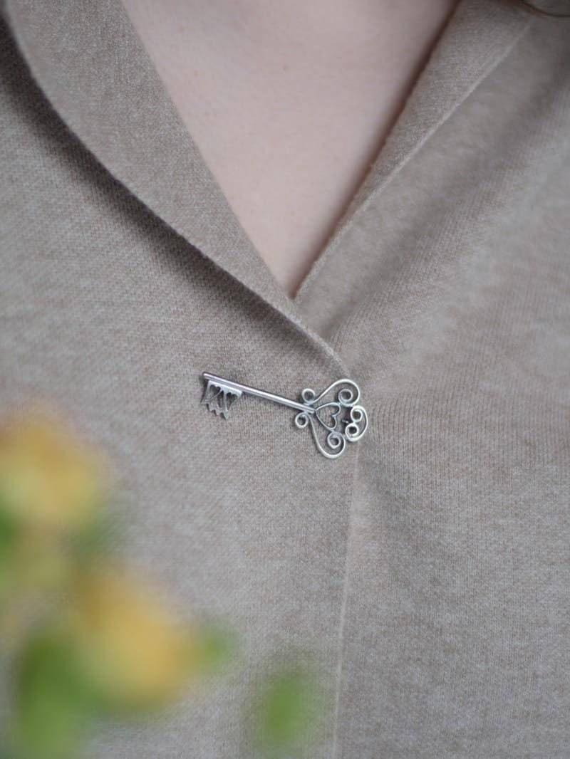 Silberbrosche - Grauer Schlüssel von VenusGalleryArt