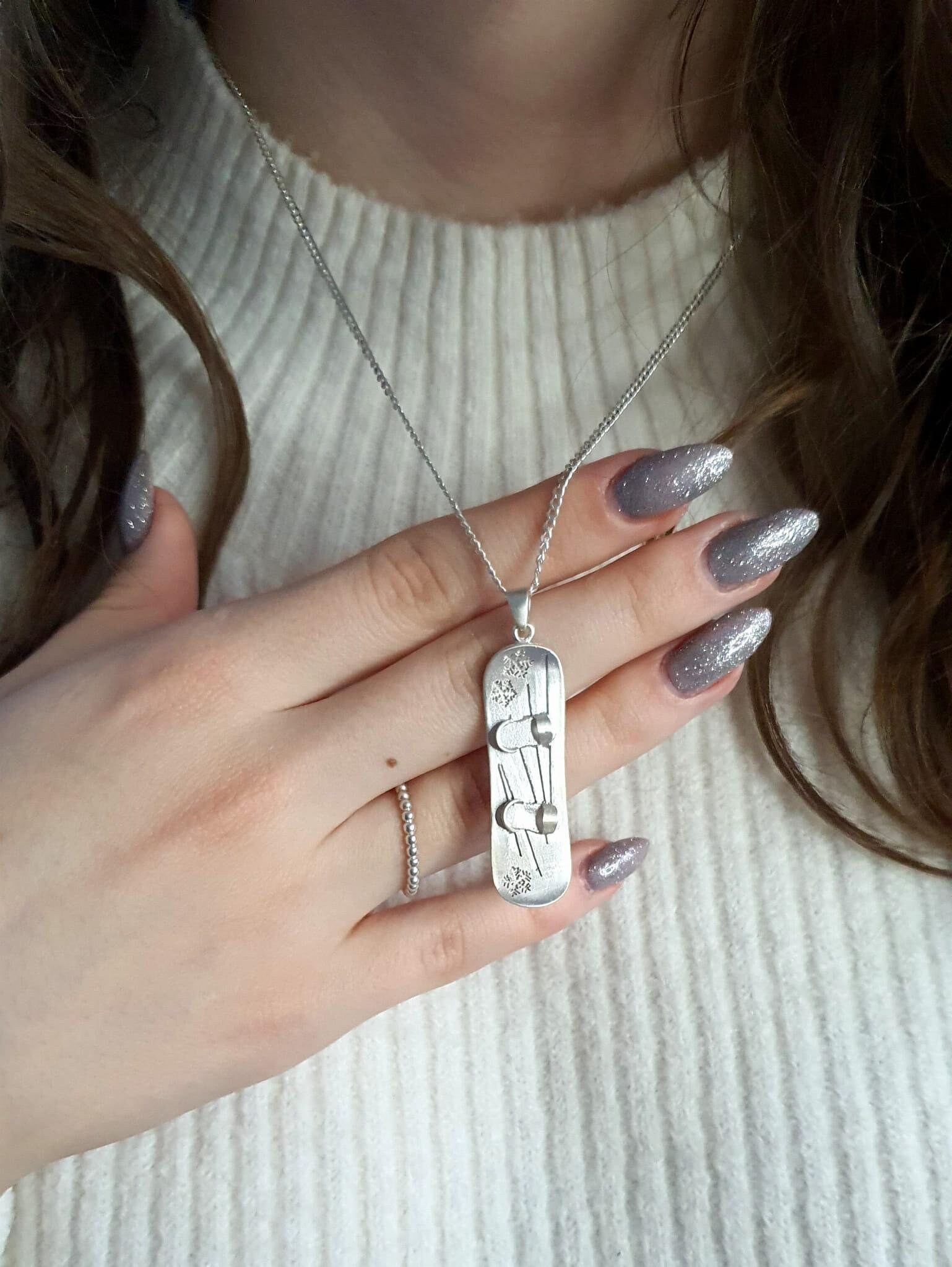 Silberner Anhänger - Snowboard von VenusGalleryArt