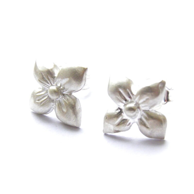 Silberohrringe - Gothic Blume Kleiner Weißer Ohrstecker Silberohrringe - Gothic Blume Kleiner Weißer Ohrstecker von VenusGalleryArt