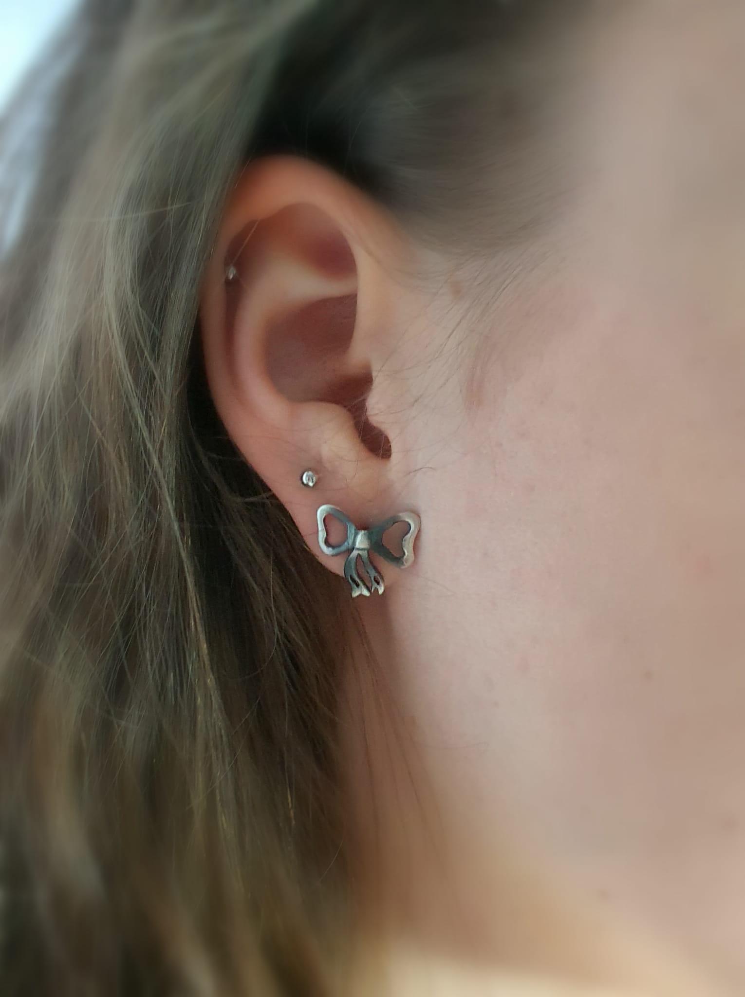 Silberohrringe - Graue Schleifen von VenusGalleryArt